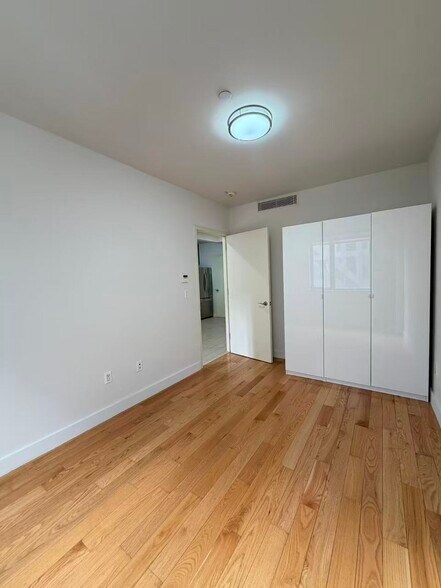 Building Photo - 42-22 Crescent St