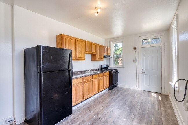 Building Photo - Newly Renovated 3 Bedroom, 1 Bathroom Townhouse