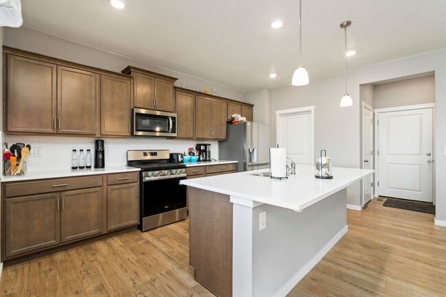Building Photo - 4 Bedroom Overlooking Orchard in Windsor