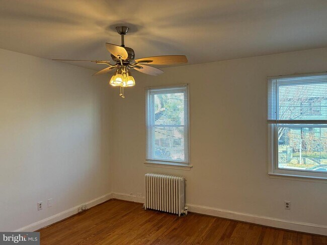 Building Photo - 717 Kearny St NE