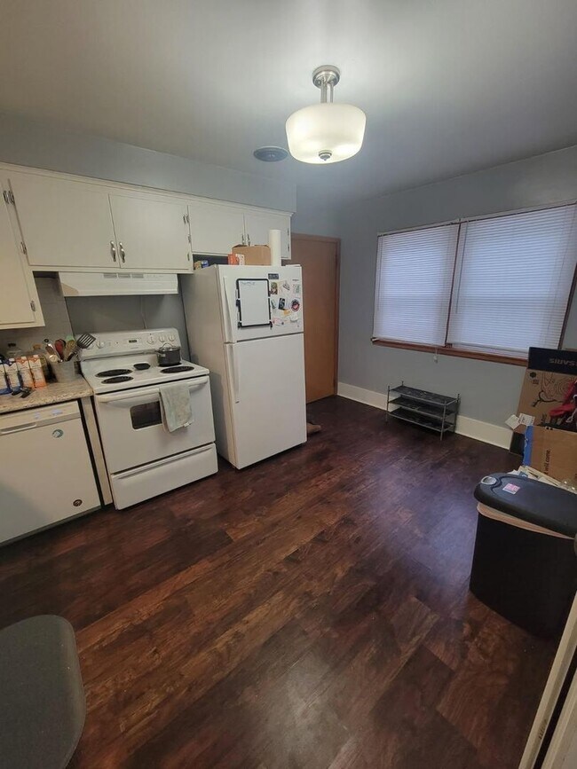 Building Photo - 6317-6319-6319 W Girard Ave