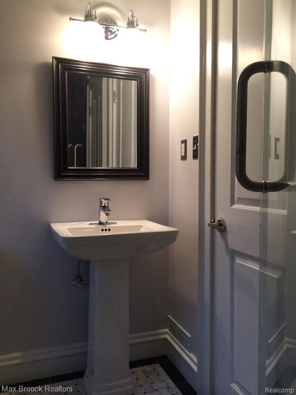 Building Photo - 115 E Lincoln St