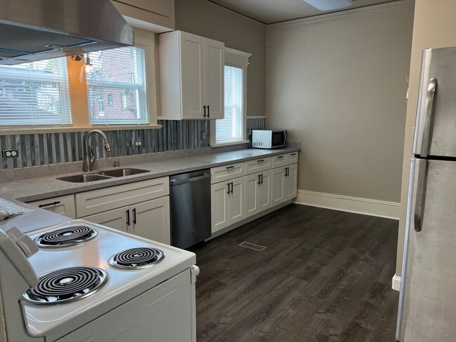 Building Photo - Great 8 Bedroom House Very Close to Univer...