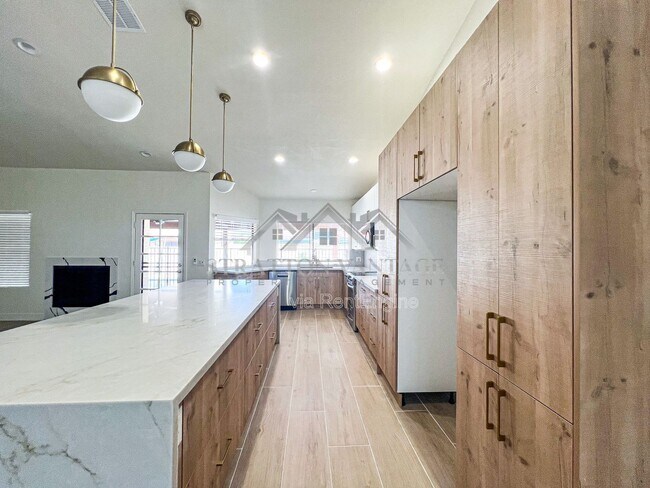 Building Photo - 1966 E Belmont Dr