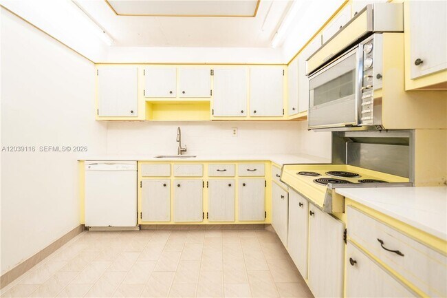 Building Photo - 9500 W Bay Harbor Dr