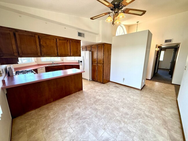 Building Photo - Spacious 3BR Cul-de-Sac Home with Bonus Room, New Carpet & Split Floor Plan!