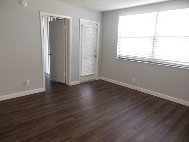 Building Photo - ONE BEDROOM ONE BATHROOM !! WATERFRONT COM...