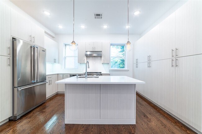 Building Photo - 289 Pavonia Ave