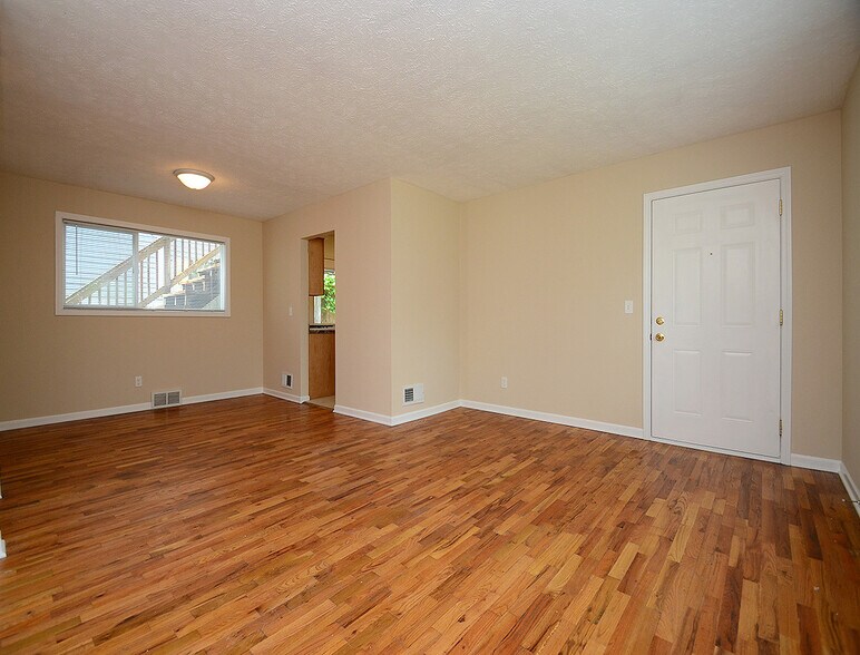From living room into apt door and kitchen entrance - 3903 Cass St