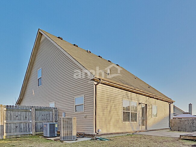 Building Photo - 4009 Fox Run N