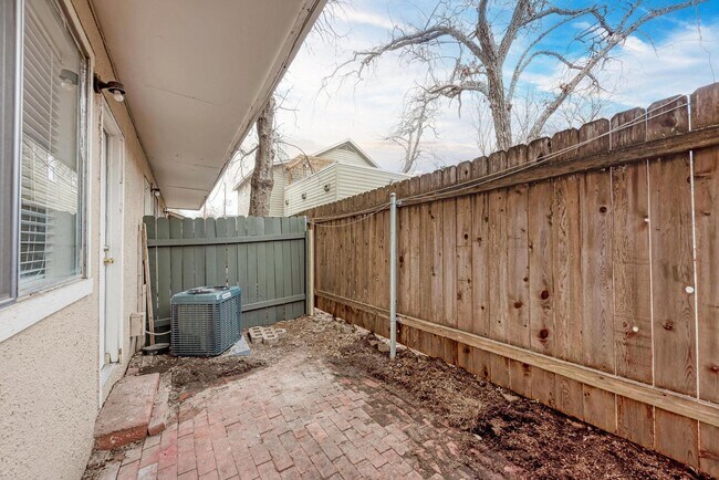 Building Photo - 2 month lease cute 1-1 blocks from campus and 1 block from UT shuttle