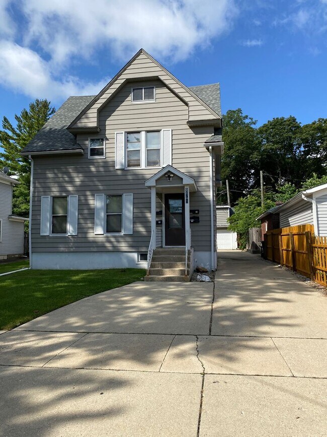 826 OakleyFialko/Biller 826 Oakley Ave Waukegan IL 60085 Apartment