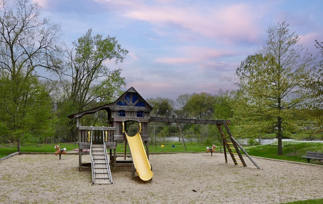 Building Photo - 725 Peninsula Ct