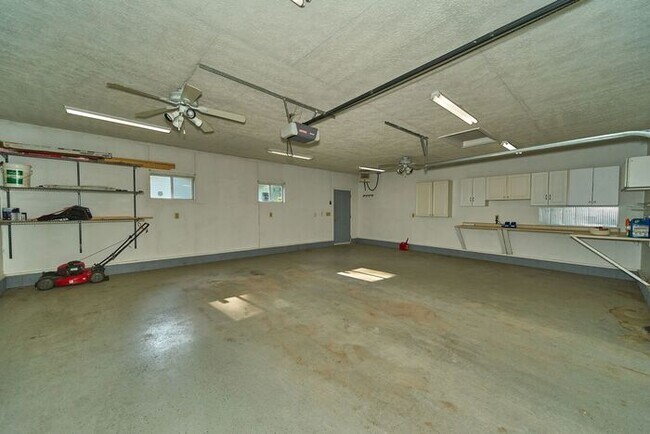 Building Photo - Charming 2 Bed Bungalow in Great SoBro Location!