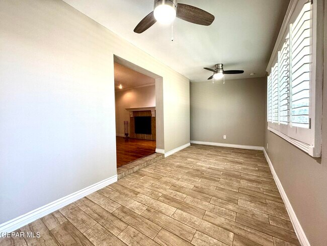 Building Photo - 10288 Lakeview Dr