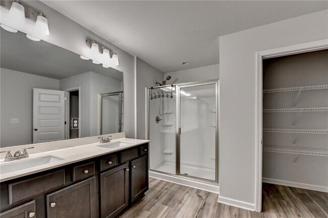 Building Photo - 3230 Westgate Park Dr