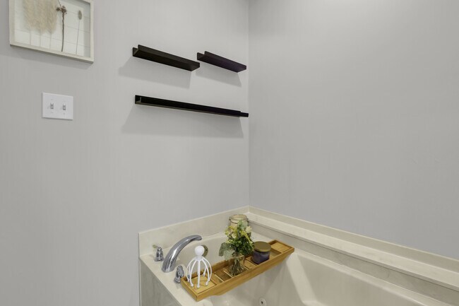 Building Photo - 136 Meadowside Ln