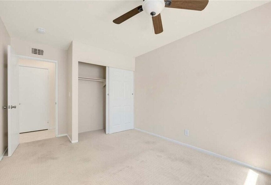 Building Photo - 5641 Lynnbrook Plz