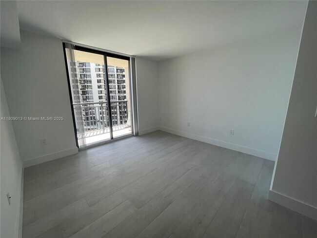 Building Photo - 540 Brickell Key Dr