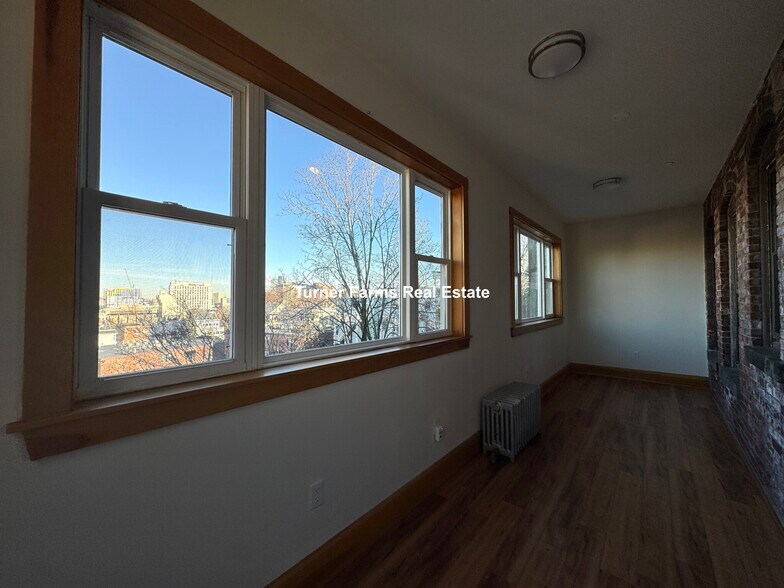 Building Photo - 145 Hillside St