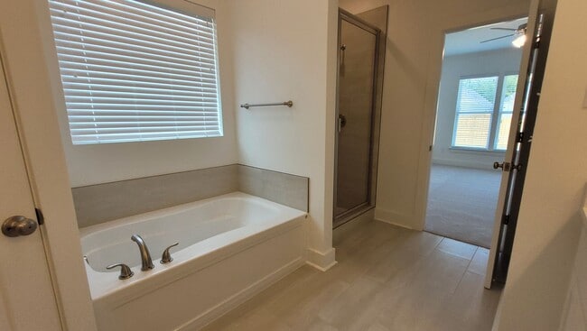 Building Photo - 9581 S Creek Dr