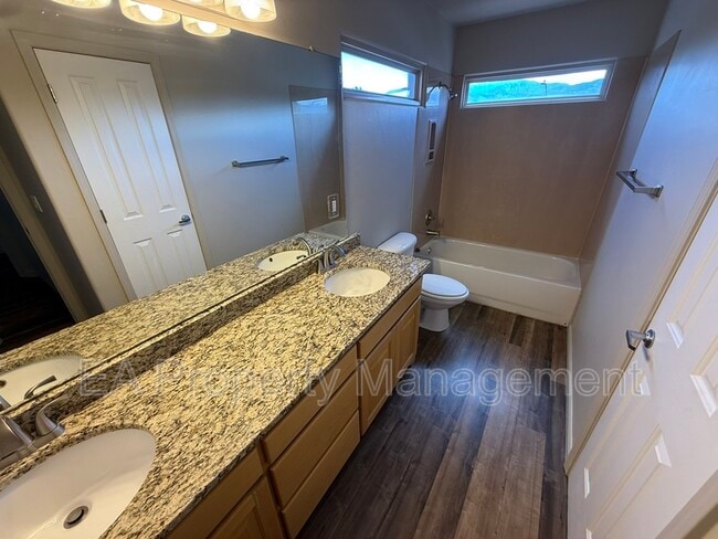 Building Photo - 927 Tieran Ct NE