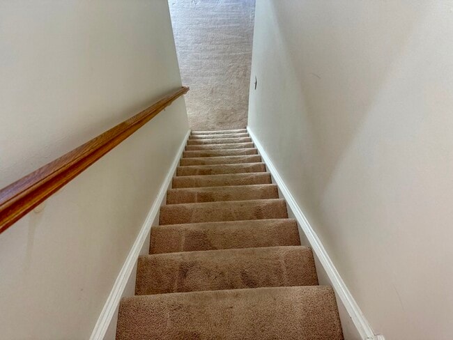 Building Photo - Beautiful 3BR 3BA Townhouse • Updated Kitchen • Deck • 2-Car Garage in Beavercreek