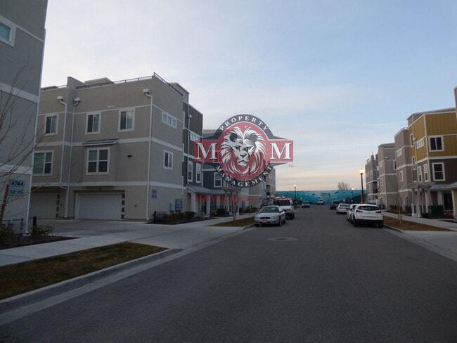 Building Photo - Great 3 Bd 2.5 Ba Townhome Rooftop Views