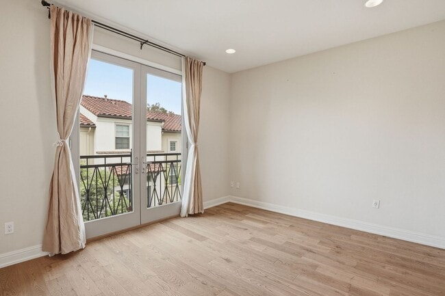 Building Photo - Gorgeous 2 Bed, 2.5 Bath Townhome in Exclusive Reflection Community!