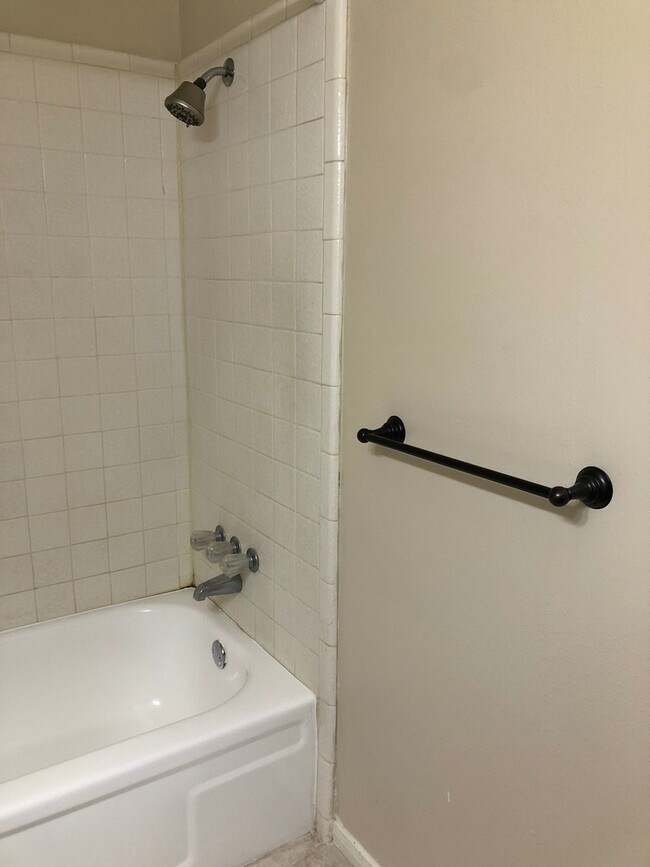 Building Photo - 615SB