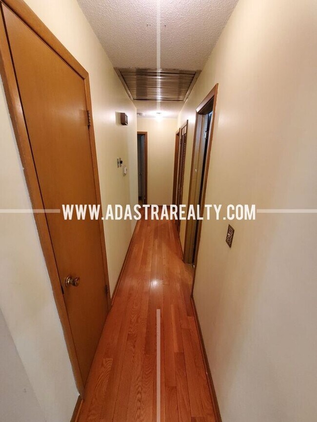 Building Photo - Five Bedroom Home in South KC-Available NOW!!