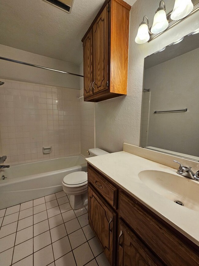 Building Photo - (3) Bed/(2) Bath in West Norman Available NOW! Sm Dog Negotiable.