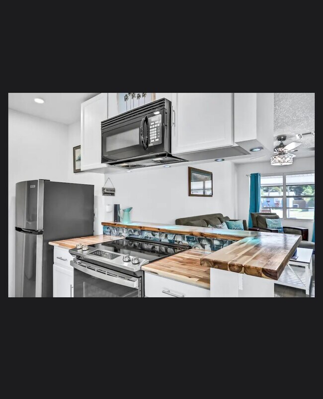 Building Photo - 2142 Mary Sue St