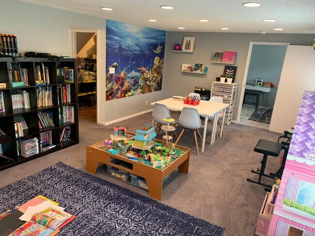 Building Photo - Large House in Cherry Hill East