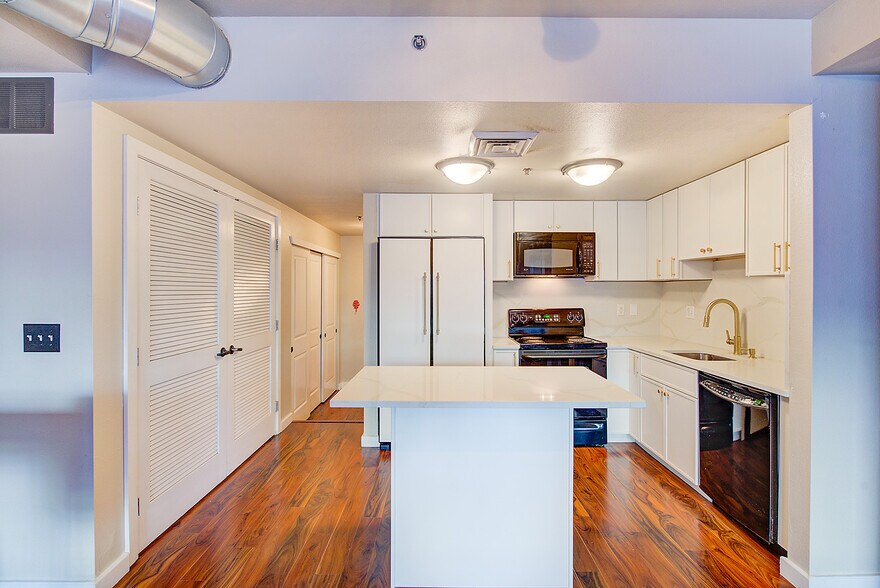 Building Photo - 1441 Central St