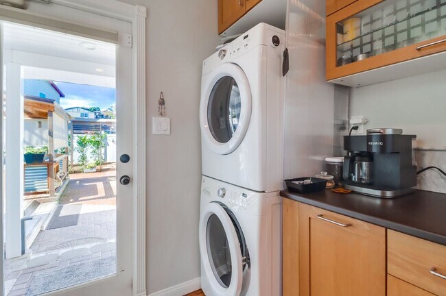 Building Photo - ***VACATION HOME AVAILABLE FROM MAY 15TH- OCTOBER 31ST*** MONTH TO MONTH