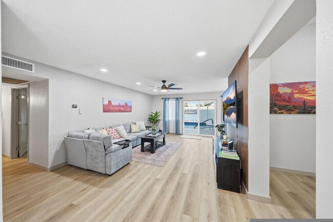 Building Photo - 7926 W Dahlia Dr