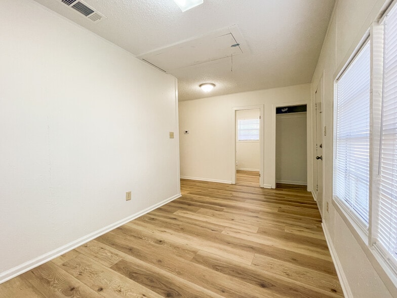 Building Photo - 715 N Bunker Dr