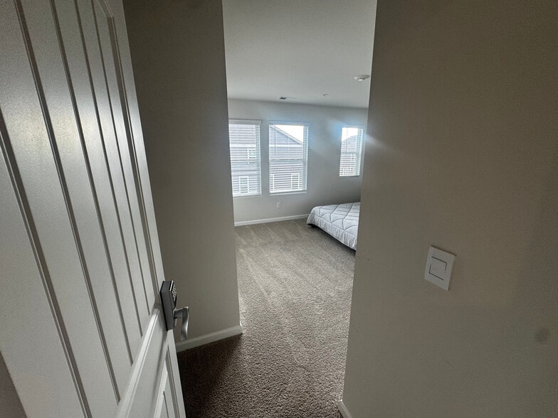 Building Photo - Room in Townhome on Chestnut Trce