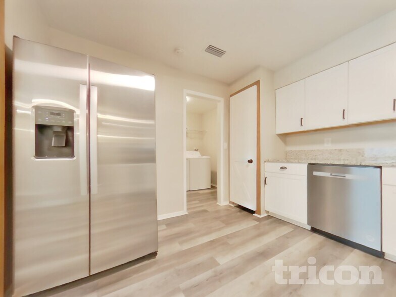 Building Photo - 243 E Bay Ave