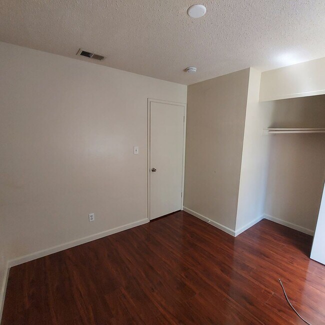 Building Photo - Nice 3 bedroom condo near CSUS.  Available for move in this month.