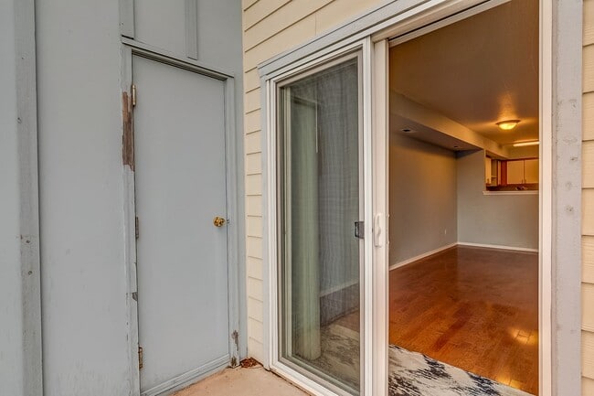 Building Photo - 3 Bedroom, 2.5 Bath Condo in Madrona Heights - Water/Sewer/Garbage included!