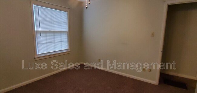 Building Photo - 1110 N Redbud