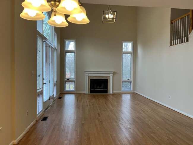 Building Photo - Spacious and Gracious, Close to EVERYTHING!