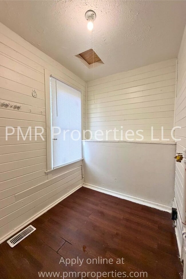 Building Photo - 2 Bedrooms/1 Bathroom House
