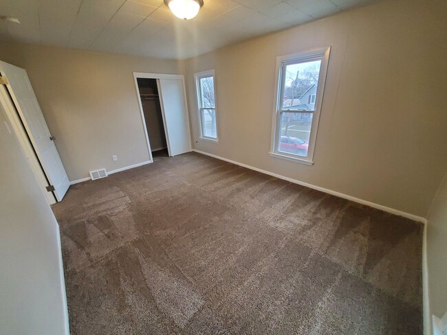 Building Photo - 4 Bedroom, 1 Bathroom home just South of Downtown!