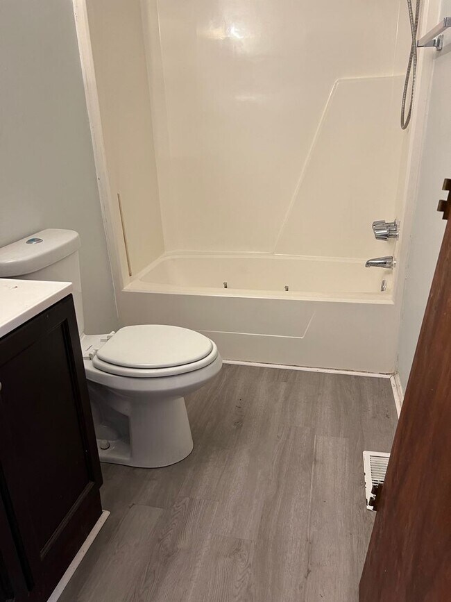 Building Photo - 2BD/ 2.5BA Townhouse near Town Center! Was...