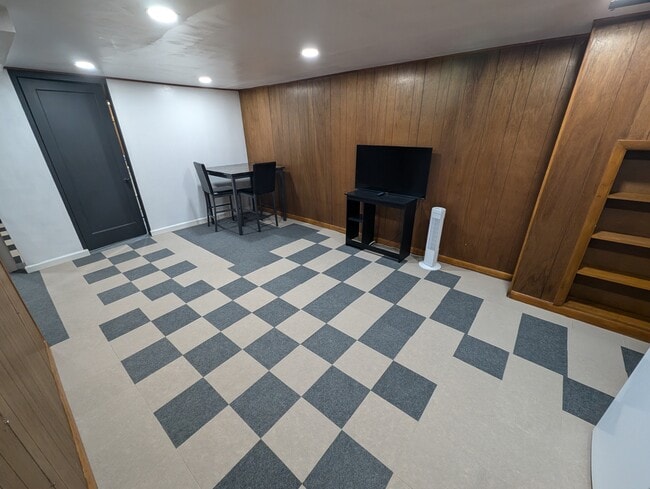 Building Photo - Rutland Ave