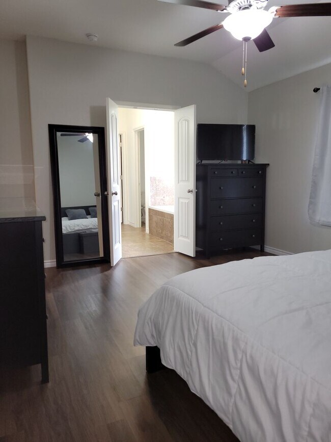Building Photo - Open floor plan & small pets allowed! 3BD/...