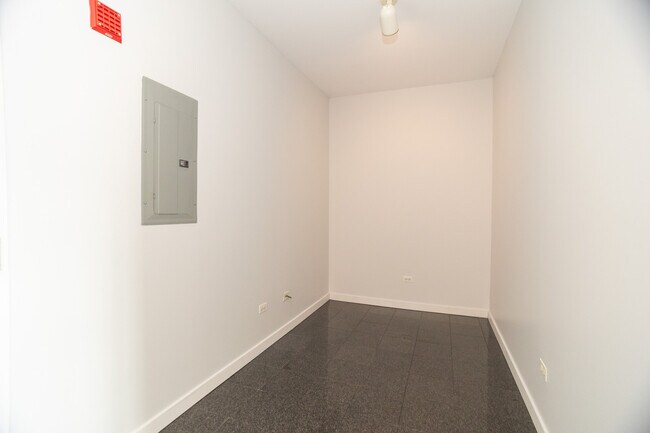 Building Photo - 653 N Kingsbury St